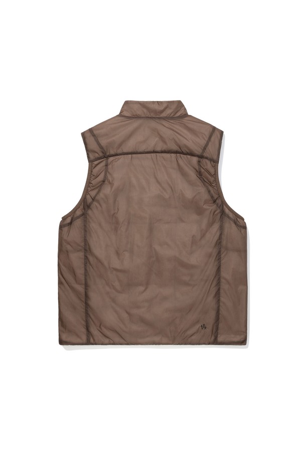 가넷(GARNET) 경량 인슐레이션 베스트 TAUPE는 가을, 겨울 간절기에 활용하기 좋은 남녀 공용 베스트입니다. 부드러운 촉감의 나일론 소재에 경량, 발수, 방풍, 보온, 통기 기능을 더해 쾌적한 착용감을 제공합니다. 스포티한 스타일의 무지 디자인으로 등산, 여행, 가을 나들이룩 등 다양한 TPO에 맞춰 폭넓게 활용할 수 있습니다. 초경량 디자인으로 미들레이어까지 소화 가능하며, Primaloft Gold 충전재와 겨드랑이 메쉬 원단을 사용하여 기능성을 높였습니다. 레귤러핏과 집업 여밈 방식으로 편안함과 활동성을 동시에 잡았습니다.
