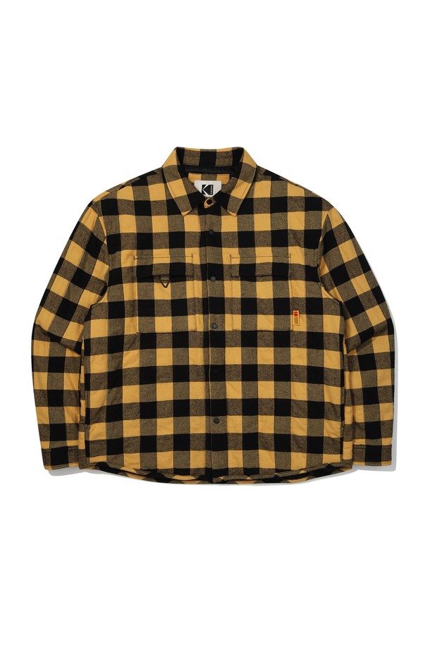 옐로우 컬러의 체크 패턴이 돋보이는 "체크 패딩 셔켓"입니다. 2온스 패딩 충전재와 두꺼운 두께감으로 겨울철에도 따뜻하게 착용할 수 있습니다. 오버핏 디자인으로 편안한 착용감을 선사하며, 스냅 버튼 여밈 방식과 사이드 포켓, 포켓 삼각림 디테일로 캐주얼한 매력을 더했습니다. 면과 폴리에스터 혼방 소재로 제작되었으며, 안감은 폴리에스터를 사용하여 부드러운 착용감을 제공합니다. 키홀더/키링/아이웨어 걸이 가능하며, 겨울 데일리룩, 동네 마실룩, 산책룩 등 다양한 TPO에 활용 가능한 캐주얼 스타일의 셔켓입니다. 블랙 컬러도 준비되어 있습니다.
