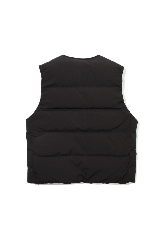 **레스트 경량 다운 베스트 BLACK**

가을과 겨울, 겨울 데일리룩에 완벽한 레스트 경량 다운 베스트입니다. 미니멀하고 베이직한 디자인으로 다양한 스타일 연출에 용이하며, 700+ 필파워 유럽산 청둥오리 다운 충전재로 뛰어난 보온성을 제공합니다. 나일론 소재에 방수 기능과 프리미엄 왁스 마감 처리를 더해 실용성을 높였으며, 라운드넥 디자인과 바디 포켓 디테일로 포인트를 더했습니다. 아우터 또는 이너로 활용 가능하여 활용도가 높습니다. 블랙 컬러의 레귤러핏으로 어떤 옷에도 잘 어울립니다.
