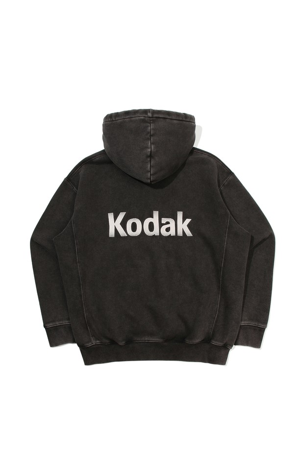 **에센셜 스노우워싱 기모 후드 집업 BLACK**

부드러운 촉감의 면, 폴리에스터 혼방 소재로 제작된 에센셜 스노우워싱 기모 후드 집업입니다. 가을과 겨울, 일상에서 캐주얼 또는 스트릿 스타일을 연출하기 좋은 아이템입니다. 스노우 워싱 처리로 빈티지한 외관을 살렸으며, 기모 안감으로 보온성을 높였습니다. 등판에는 KODAK 자수 디테일이 더해져 포인트를 더했습니다. 세미 오버핏으로 편안하게 착용 가능하며, 집업 스타일로 간편하게 활용할 수 있습니다.
