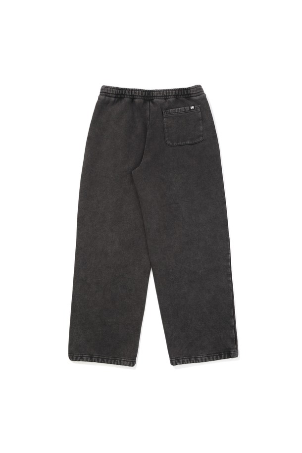 **에센셜 스노우워싱 기모 스트레이트 팬츠 BLACK**는 겨울철 따뜻하고 스타일리시한 데일리룩을 완성해 줄 스트레이트 핏 팬츠입니다. 부드러운 촉감의 면, 폴리에스테르 혼방 소재에 기모 안감을 더해 보온성을 높였으며, 스노우워싱 기법으로 자연스러운 워싱감과 캐주얼한 무드를 연출합니다. 허리 밴딩과 하단 스트링 조절 기능으로 편안한 착용감을 제공하며, 후드집업과 세트로 코디하여 미니멀하고 스트리트한 스타일을 연출할 수 있습니다. 블랙, 베이지, 옐로우 색상으로 출시되어 다양한 겨울 스타일링에 활용하기 좋습니다. 집콕룩, 동네 마실룩 등 편안한 활동에도 적합합니다.
