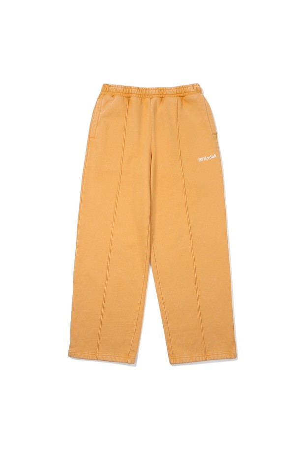 에센셜 스노우워싱 기모 스트레이트 팬츠 YELLOW는 겨울철 따뜻하고 스타일리시한 데일리룩과 동네 마실룩을 완성해 줄 바지입니다. 부드러운 촉감의 면과 폴리에스터 혼방 소재로 제작되었으며, 안감 기모 처리로 보온성을 높였습니다. 빈티지한 무드의 스노우 워싱 패턴과 세미오버핏 스트레이트 핏으로 캐주얼, 미니멀 스타일을 연출하기 좋습니다. 밑단 스트링으로 핏 조절이 가능하며, 2WAY 연출이 가능한 실용적인 아이템입니다. 함께 출시된 스노우워싱 기모 후드 집업과 세트로 착용하여 더욱 멋스러운 코디를 완성해보세요.
