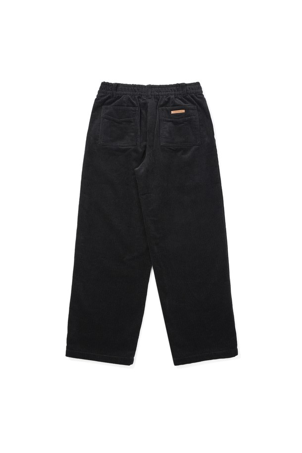 코듀로이 와이드 이지 팬츠 BLACK는 간절기부터 겨울까지 폭넓게 활용 가능한 바지입니다. 부드러운 코듀로이와 면 혼방 소재로 제작되어 편안한 착용감을 선사하며, 두꺼운 두께감으로 따뜻하게 입을 수 있습니다. 무지 디자인에 와이드핏으로 제작되어 클래식, 미니멀, 캐주얼 등 다양한 스타일을 연출하기 좋습니다. 블랙, 아이보리, 카키 3가지 색상으로 출시되어 데일리룩, 데이트룩, 모임룩 등 TPO에 맞게 활용 가능하며, 내구성이 좋고 비침 걱정 없이 편안하게 즐길 수 있습니다.
