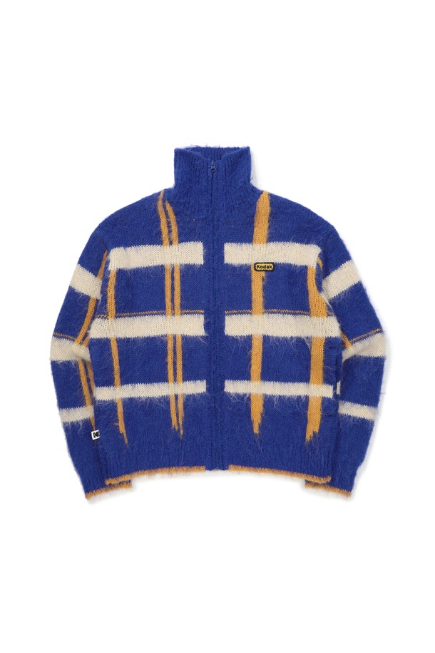 헤어리 체크 집업 스웨터 BLUE는 캐주얼한 스타일의 공용 의류입니다. 블루와 옐로우 컬러의 체크 패턴이 돋보이며, 가을과 겨울에 따뜻하게 입을 수 있는 두꺼운 두께감의 스웨터입니다. 보온성과 신축성이 뛰어나며, 헤어리한 촉감으로 포근함을 더했습니다. 세미 크롭 기장과 긴 소매, 집업 네크라인, 립 디테일이 디자인의 특징이며, 데이트룩, 가을 나들이룩, 겨울 데일리룩에 잘 어울립니다.
