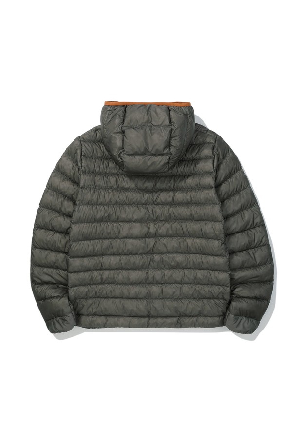 **W) 뮤어(MUIR) 경량 구스다운 후드 재킷 CHARCOAL**

뮤어(MUIR)에서 선보이는 경량 구스다운 후드 재킷입니다. 톤 다운된 차콜 컬러의 무지 디자인으로, 스포티하면서도 캐주얼한 스타일을 연출합니다. 겨울철 보온성을 책임지는 두꺼운 두께감의 구스다운 충전재와 부드러운 촉감이 특징입니다. 레귤러 핏에 집업 스타일로 편안하게 착용 가능하며, 등산룩으로도 활용하기 좋습니다. 긴 소매와 후드 디자인으로, 한겨울 추위에도 따뜻함을 유지해 줍니다.
