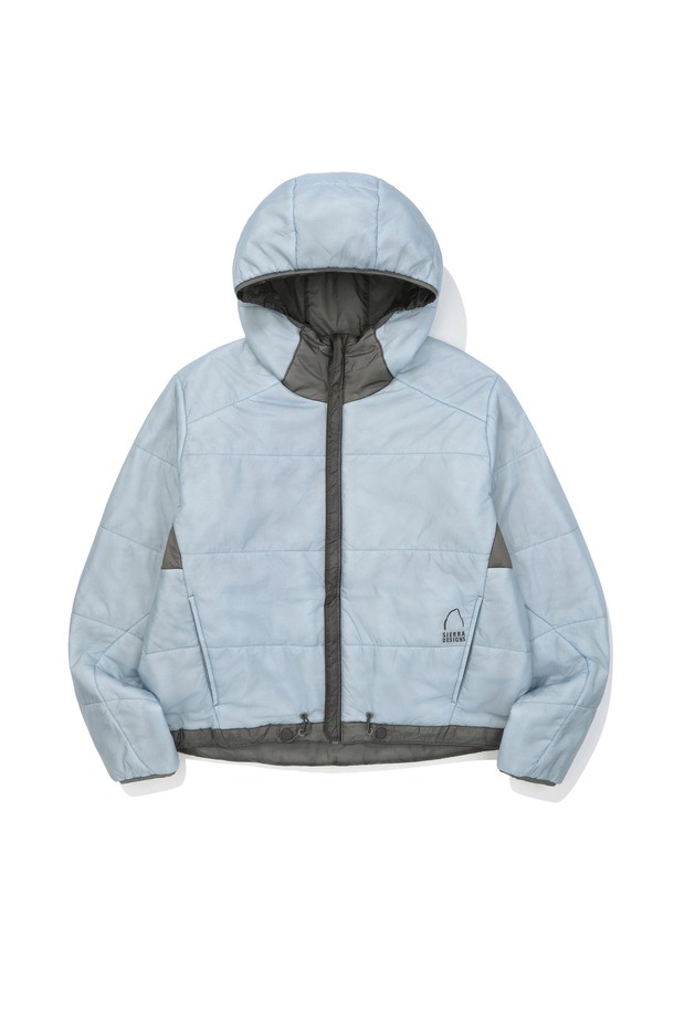 "W) 가넷(GARNET) 리버시블 인슐레이션 재킷 CHARCOAL"은 가을, 겨울 시즌에 활용하기 좋은 아우터입니다. 차콜 색상의 무지 디자인으로, 일상 외출, 여행, 아웃도어 활동 등 다양한 TPO에 맞춰 입을 수 있습니다. 안감과 겉감의 색상이 다른 리버시블 스타일로, 스포티하고 미니멀한 스타일을 연출하기 좋습니다. 얇고 가벼운 10D 나일론 소재에 발수, 방풍 기능을 더해 활동성을 높였으며, 겨드랑이 메쉬 원단으로 통기성을 확보했습니다. 프리마로프트 골드 80g 충전재로 보온성까지 갖춘 실용적인 인슐레이션 재킷입니다.
