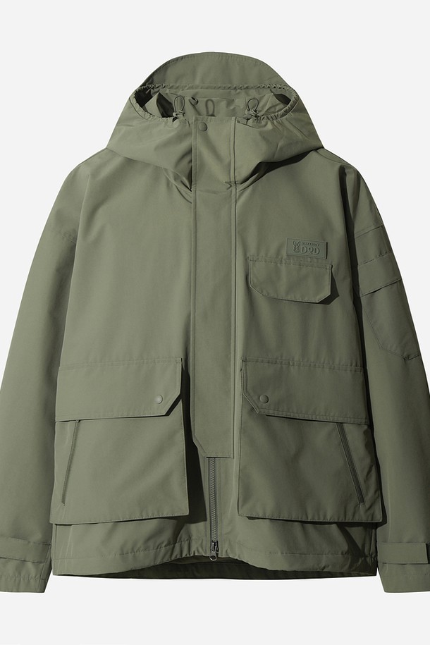 남성용 하우웨더 2L 재킷 (L.KHAKI)은 봄, 가을 시즌에 적합한 방수 및 방풍 기능을 갖춘 아웃도어 재킷입니다. 스포티하면서도 밀리터리 스타일을 연출하며, 하이킹, 캠핑, 여행 등 다양한 활동에 활용할 수 있습니다. 얇은 두께의 나일론 소재로 제작되어 가볍고 뻣뻣한 촉감을 주며, 레귤러핏 디자인과 집업 여밈 방식으로 편안한 착용감을 제공합니다. 카키색 무지 디자인에 크롭 기장으로, 워크웨어, 미니멀 스타일 연출에도 용이하며 포켓 디테일이 돋보입니다.
