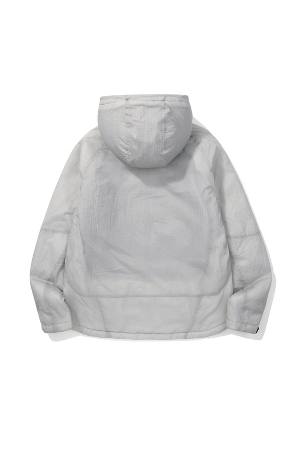 모스(MOSS) 코어 컴포트 인슐레이션 재킷 LIGHT GREY는 하이킹, 일상, 아웃도어 활동에 적합한 공용 인슐레이션 재킷입니다. 봄, 가을, 겨울 계절에 착용 가능하며, 스포티하면서도 미니멀한 스타일을 연출합니다. 라이트 그레이 컬러에 무지 패턴으로, 레귤러핏과 레귤러 기장으로 편안함을 더했습니다. 나일론과 폴리에스테르 혼방 소재로 제작되었으며, 초경량, 발수, 방풍, 보온, 통기 기능과 코어컴포트 시스템, 바디 맵핑 설계를 통해 쾌적한 착용감을 제공합니다. 집업 스타일의 긴 소매 재킷으로 등산룩, 캠핑룩, 겨울 데일리룩 등 다양한 TPO에 활용할 수 있습니다.
