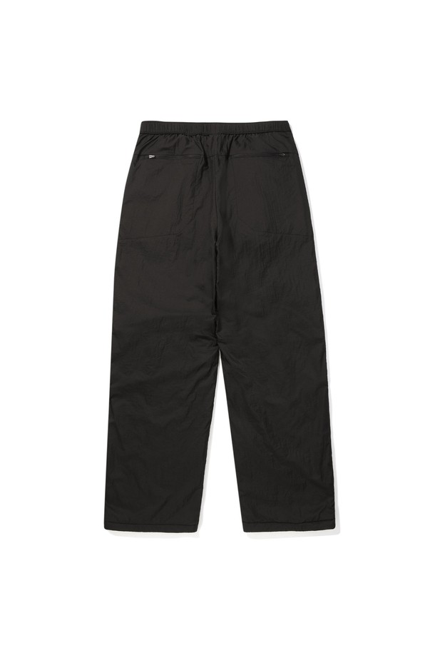 W) 모스(MOSS) 폴라텍 알파 다이렉트 팬츠(레귤러핏) BLACK는 스포츠와 일상 모두 활용 가능한 공용 스포츠 팬츠입니다. 폴리에스터 소재와 부드러운 촉감, 흡습 및 속건 기능으로 쾌적한 착용감을 제공합니다. 레귤러핏 디자인과 무지 패턴, 블랙 컬러로 스포티하고 미니멀한 스타일을 연출합니다. 사계절용으로, 피트니스룩과 러닝룩에 적합하며, 밴딩 처리로 편안한 활동성을 보장합니다. 폴라텍 소재를 사용하여 기능성을 높였습니다.
