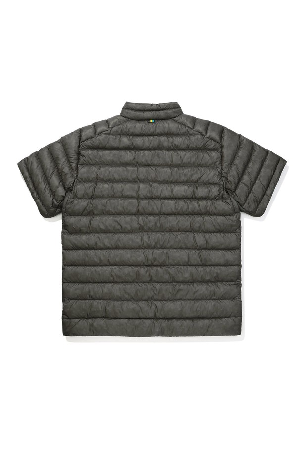 뮤어(MUIR) 경량 구스다운 반팔 재킷 CHARCOAL은 봄, 가을 간절기에 활용하기 좋은 남녀 공용 아우터입니다. 가볍고 부드러운 촉감의 구스다운 충전재를 사용하여 보온성을 높였으며, 일상생활과 스포츠 활동 모두에 적합합니다. 차콜 컬러의 무지 디자인에 레귤러 핏, 집업 스타일로 스포티하면서도 캐주얼한 느낌을 연출합니다. 크롭 기장의 반팔 소매로 활동성을 높였으며, 얇은 두께감으로 간편하게 착용할 수 있습니다. 미니멀한 스타일을 선호하는 분들께 추천합니다.
