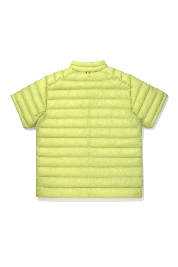 뮤어(MUIR) 경량 구스다운 반팔 재킷 YELLOW GREEN은 가볍고 부드러운 촉감의 구스다운 충전재를 사용하여 봄, 여름 시즌에 활용하기 좋은 반팔 아우터입니다. 옐로우 그린 컬러의 무지 디자인에 퀼팅 디테일을 더해 스포티하면서도 캐주얼한 스타일을 연출합니다. 크롭 기장과 레귤러핏으로 제작되어 편안한 착용감을 제공하며, 일상복뿐만 아니라 가벼운 스포츠 활동 시에도 적합합니다. 집업 스타일로 간편하게 여밀 수 있으며, 여행룩이나 휴가룩에 미니멀한 포인트를 더할 수 있습니다.
