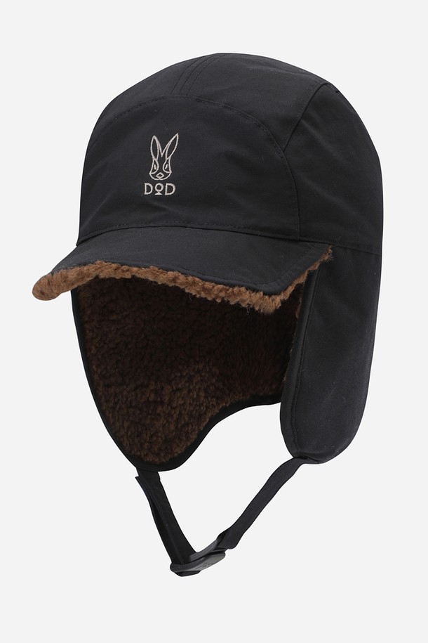 코나 트루퍼 캡(BLACK)은 부드러운 플리스 소재로 제작되어 깊은 모자 깊이와 두꺼운 두께로 따뜻함을 제공하는 겨울철 방한 모자입니다. 블랙 컬러의 무지 디자인으로 캐주얼, 미니멀, 클래식 스타일 모두 소화 가능하며, 남녀 공용으로 착용할 수 있습니다. 특히 귀덮개와 턱끈이 있어 찬 바람으로부터 얼굴을 보호하고 안정적인 착용감을 선사합니다. 트루퍼 캡 디자인은 보온 기능과 함께 스타일리시함까지 놓치지 않아 겨울철 데일리룩에 포인트를 더해줍니다. 
