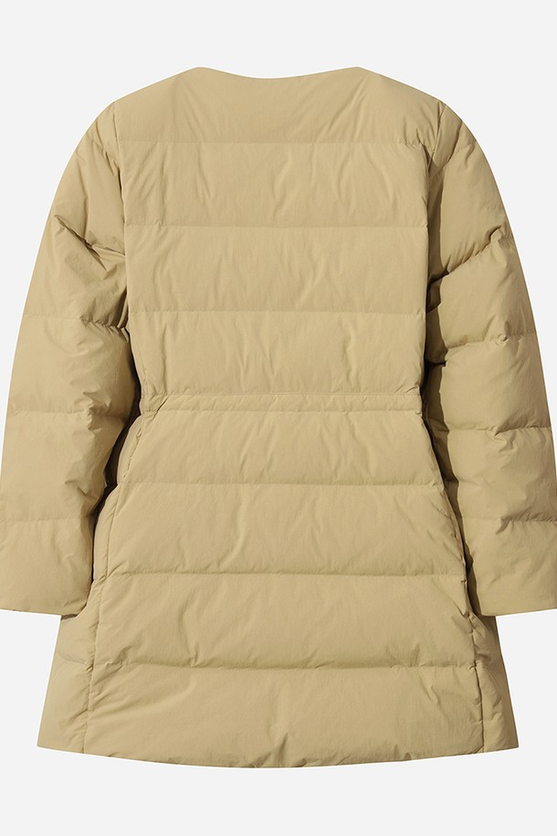 여성) 코나 라이트 D7 미들 다운 재킷(TAN)은 겨울철 출근룩에 적합한 레귤러핏 다운 재킷입니다. 미니멀하고 베이직한 스타일로, 어떤 옷에도 쉽게 매치할 수 있습니다. 톤(TAN) 컬러의 무지 디자인에 두꺼운 두께감으로 보온성을 높였습니다. 부드러운 나일론 소재와 퀼팅, 패딩 안감으로 편안한 착용감을 선사하며, 집업 여밈 방식과 긴 소매 기장으로 활동성을 더했습니다.
