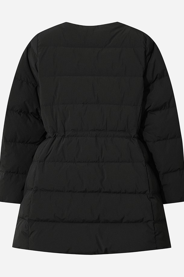 여성) 코나 라이트 D7 미들 다운 재킷(BLACK)은 추운 겨울철 일상과 출근룩에 적합한 여성용 다운 재킷입니다. 미니멀하고 베이직한 스타일의 무지 디자인으로, 다양한 스타일에 매치하기 용이합니다. 나일론 소재로 제작되어 부드러운 촉감을 제공하며, 퀼팅 디테일이 돋보이는 숏패딩 스타일입니다. 두꺼운 두께감과 긴 소매 기장으로 보온성을 높였으며, 버튼 여밈 방식으로 간편하게 착용할 수 있습니다. 경량 패딩 안감으로 가볍고 편안한 착용감을 선사합니다.
