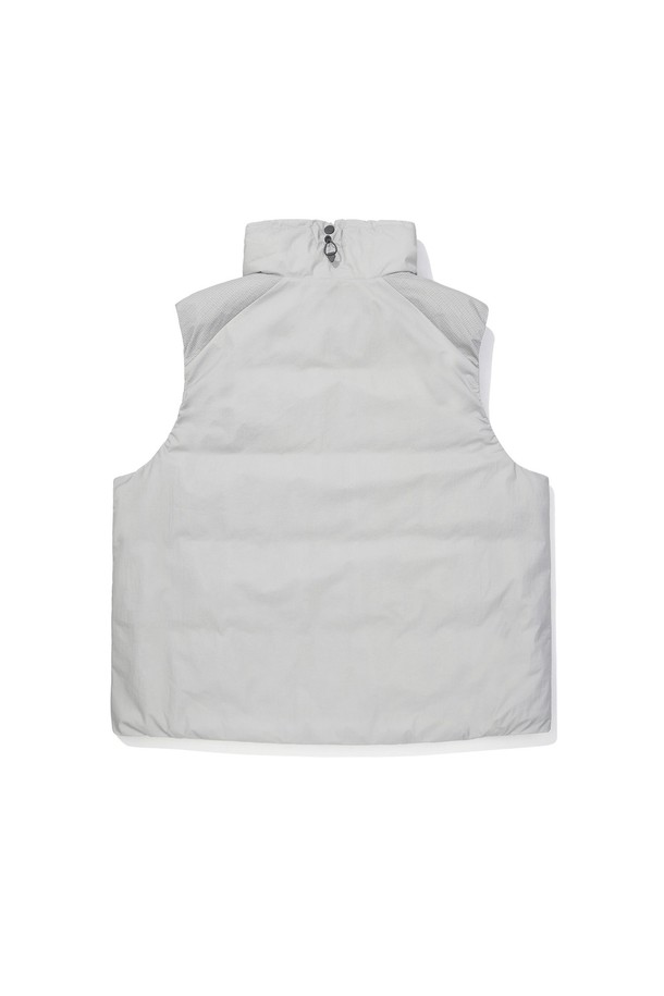 니트로(NITRO) 인슐레이션 베스트 LIGHT GREY는 겨울철 데일리룩에 적합한 스포티하고 미니멀한 스타일의 베스트입니다. 라이트 그레이 색상의 무지 디자인으로, 레귤러 핏과 두꺼운 두께감으로 보온성을 높였습니다. 집업 여밈 방식과 민소매 디자인이 특징이며, 넥 라인 스트링 조절이 가능합니다. 프리마로프트 실버 충전재와 발수, 방풍 기능을 갖춰 야외 활동 시에도 쾌적하게 착용할 수 있습니다.
