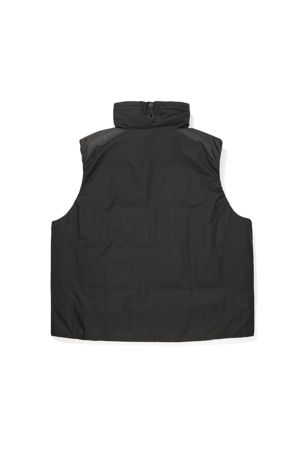 니트로(NITRO) 인슐레이션 베스트 BLACK은 야외 활동과 산책에 적합한 스포티한 스타일의 패딩 베스트입니다. 가을, 겨울 시즌에 착용하기 좋으며, 레귤러 핏에 두꺼운 두께감으로 보온성을 높였습니다. 블랙 컬러의 무지 디자인으로 다양한 코디에 활용하기 좋고, 민소매 스타일의 집업 여밈 방식입니다. 발수, 방풍 기능을 갖춘 프리마로프트 실버 충전재를 사용하여 넥라인 스트링 조절이 가능합니다.
