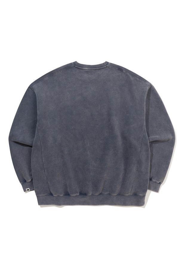 네이비 컬러의 레인보우 스노우워싱 기모 맨투맨입니다. 부드러운 촉감의 면, 폴리에스테르 혼방 소재에 기모 안감을 더해 가을, 겨울철 따뜻하게 착용하기 좋습니다. 캐주얼 스타일의 레귤러 기장으로, 세미 오버핏으로 편안하게 떨어지는 핏을 연출합니다. 스노우워싱 패턴과 레인보우 그래픽, 빈티지한 워싱 효과가 돋보이며, 조거팬츠와 함께 세트 스타일링도 가능합니다. 겨울철 데일리룩, 집콕룩, 동네 마실룩 등 다양한 TPO에 활용하기 좋은 아이템입니다.
