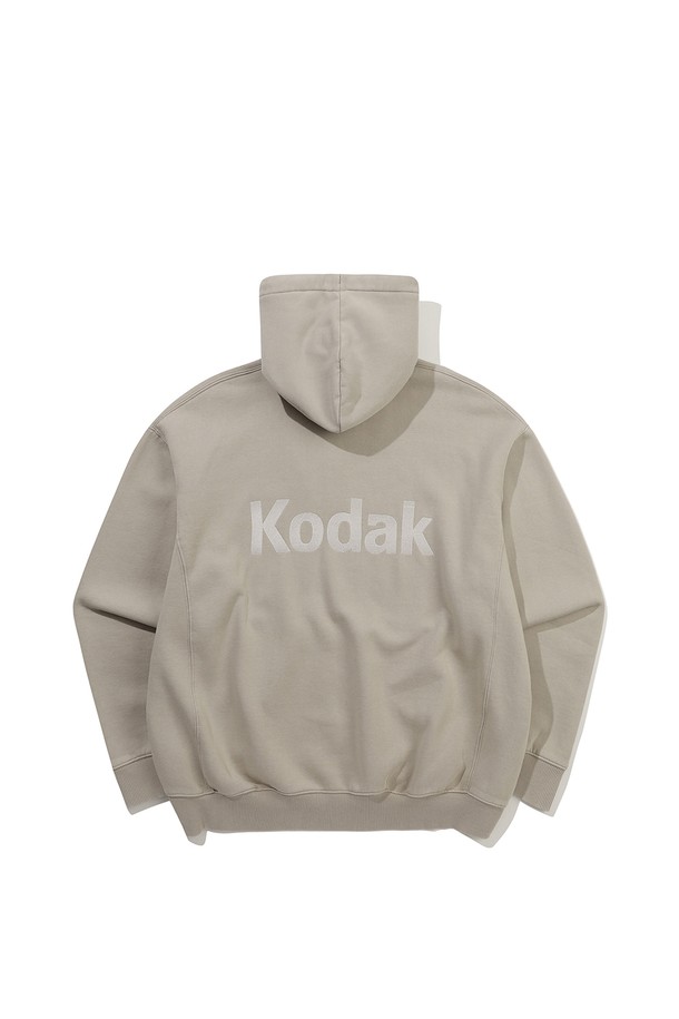 "에센셜 스노우워싱 기모 후드 집업 BEIGE"는 부드러운 촉감과 따뜻한 보온성을 자랑하는, 가을/겨울 시즌 필수 아이템입니다. 베이지 컬러의 스노우워싱 가공으로 빈티지한 무드를 더했으며, 캐주얼하고 미니멀한 스타일을 연출하기 좋습니다. 안감은 기모 처리가 되어 더욱 포근하며, 세미오버핏으로 편안한 착용감을 선사합니다. KODAK 자수 디테일이 은은한 포인트를 더해줍니다. 가을 나들이룩, 겨울 데일리룩, 집콕룩 등 다양한 TPO에 활용할 수 있습니다.
