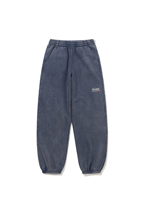 네이비 컬러의 레인보우 스노우워싱 기모 조거 팬츠입니다. 부드러운 촉감의 면, 폴리에스터, 기모 혼방 소재로 제작되어 겨울철에도 따뜻하게 착용할 수 있습니다. 빈티지한 무드의 스노우워싱 패턴과 세미오버핏 조거핏으로 캐주얼하고 미니멀한 스타일을 연출하기 좋습니다. 일상, 집콕, 동네 마실 등 다양한 TPO에 활용 가능하며, 밴딩 처리로 편안한 착용감을 선사합니다. 세트 착장으로 더욱 스타일리시하게 연출할 수 있습니다.
