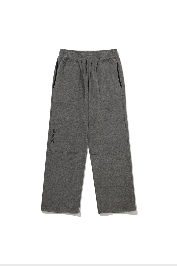 [POLARTEC] 후리스 조거 팬츠 멜란지 그레이는 아웃도어 활동과 일상에서 모두 활용 가능한 조거 팬츠입니다. 멜란지 그레이, 블루 두 가지 색상으로 출시되었으며, 가을, 겨울 시즌에 적합한 두꺼운 두께감과 플리스 안감으로 뛰어난 보온성을 제공합니다. 폴리에스터 소재의 부드러운 촉감과 세미오버핏의 편안한 착용감을 선사하며, 밴딩 허리와 무릎 절개 디테일, 파일 구조 디자인이 특징입니다. 스포티, 캐주얼, 미니멀 스타일을 추구하는 분들께 추천하며, 등산룩, 겨울 데일리룩, 캠핑룩 등 다양한 TPO에 맞춰 활용할 수 있습니다. 흡습 및 통기 기능으로 쾌적함까지 놓치지 않았습니다.
