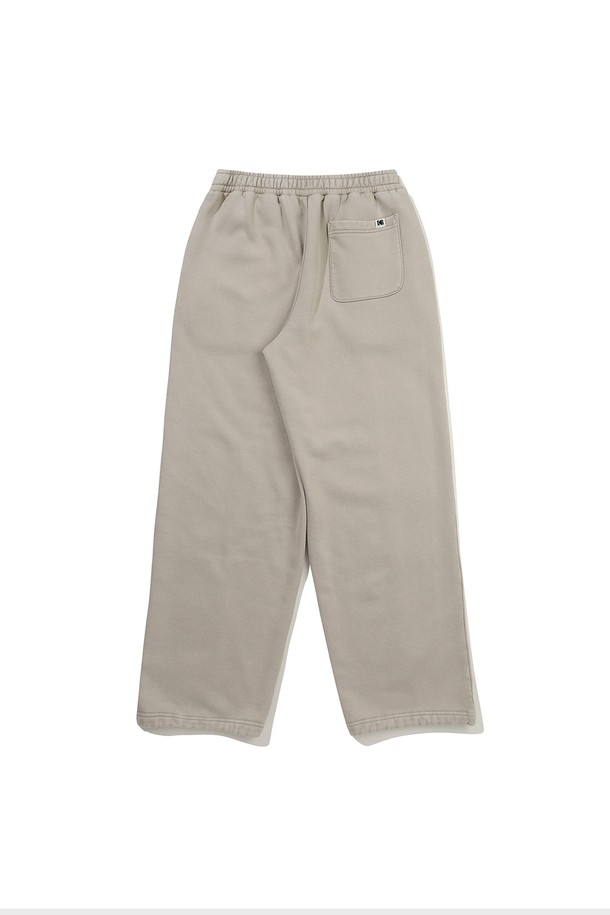 따뜻하고 편안한 에센셜 스노우워싱 기모 스트레이트 팬츠 베이지입니다. 부드러운 촉감의 면, 폴리에스터 혼방 소재에 기모 안감을 더해 가을, 겨울철 데일리룩에 적합합니다. 베이직하고 캐주얼한 무드의 무지 디자인으로 다양한 상의와 매치하기 좋으며, 세미 오버핏 스트레이트 핏으로 편안하게 착용 가능합니다. 밑단 스트링 조절과 2WAY 착용이 가능하여 스타일 연출의 폭을 넓혔습니다. 동네 마실룩, 여행룩 등 폭넓은 TPO에 활용할 수 있는 아이템입니다.
