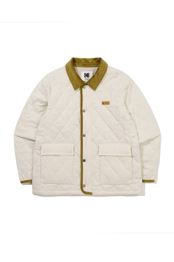 씨네프레임 경량 퀼팅 재킷 아이보리 컬러입니다. 간절기에 적합한 이 아우터는 캐주얼 및 베이직 스타일을 추구하는 분들께 추천합니다. 샌드위치 퀼팅 공법과 신슐레이트 충전재를 사용하여 보온성을 높였으며, 경량으로 제작되어 편안한 착용감을 선사합니다. 코듀로이 카라 배색이 포인트이며, 세미 오버핏으로 편안하게 착용할 수 있습니다. 일상, 산책, 가을 나들이 등 다양한 TPO에 활용하기 좋은 아이템입니다.
