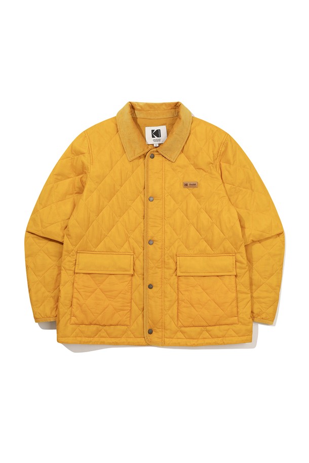 씨네프레임 경량 퀼팅 재킷 머스타드는 가을과 겨울에 어울리는 아우터입니다. 캐주얼 및 베이직 스타일을 추구하는 분들을 위한 제품으로, 샌드위치 퀼팅 공법과 신슐레이트 충전재를 사용하여 가볍고 따뜻하게 제작되었습니다. 코듀로이 카라 배색이 포인트이며, 세미 오버핏으로 편안한 착용감을 선사합니다. 일상, 동네 마실, 산책 등 다양한 TPO에 활용 가능하며, 미니멀하고 클래식한 스타일을 연출하기 좋습니다. 머스타드 컬러의 긴소매 경량 패딩 재킷으로, 버튼 여밈 방식에 사이드 트임 디테일이 더해졌습니다.
