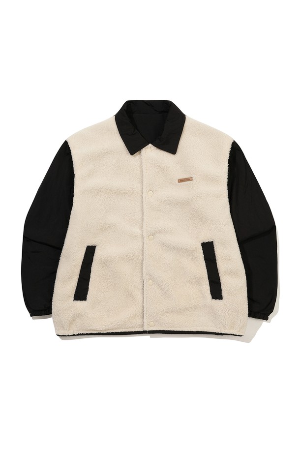 브라우니 리버시블 카라 패딩 재킷 BLACK은 겨울철 데일리룩을 위한 오버핏 패딩 재킷입니다. 블랙, 베이지, 블루, 라이트 블루 등 다양한 컬러 옵션으로, 캐주얼, 미니멀, 클래식 스타일을 연출할 수 있습니다. 나일론과 폴리에스테르 혼방의 부드러운 촉감과 두꺼운 두께감으로 보온성을 높였습니다. 카라 디자인과 리버시블 2-WAY 스타일로, 하나의 재킷으로 다양한 스타일을 즐길 수 있으며, 발수 기능과 플리스 소재를 더해 실용성을 강조했습니다. 집업 방식으로 편안하게 착용 가능하며, 긴 소매 기장으로 안정적인 핏을 제공합니다.
