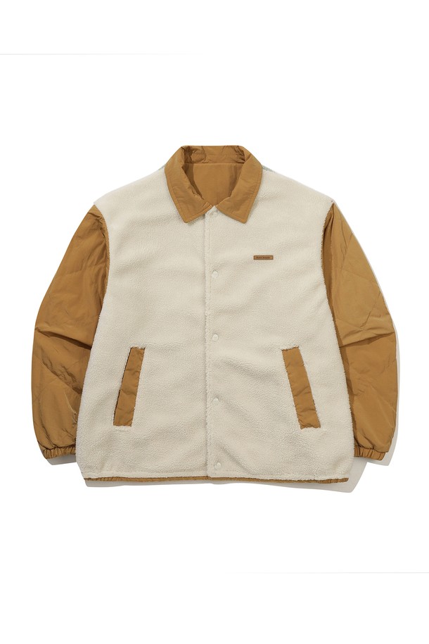 "브라우니 리버시블 카라 패딩 재킷 BEIGE"는 겨울철 데일리룩과 여행룩에 모두 잘 어울리는 패딩 재킷입니다. 베이지, 블랙, 라이트블루 3가지 색상으로 출시되어 다양한 스타일 연출이 가능하며, 캐주얼, 미니멀, 클래식 무드를 즐기는 분들께 추천합니다. 2WAY 리버시블 디자인으로 한 벌로 두 가지 스타일을 연출할 수 있으며, 부드러운 촉감의 플리스 안감으로 따뜻함을 더했습니다. 세미 오버핏에 두꺼운 두께감으로 보온성을 높였고, 브라우니 카메라에서 영감을 받은 디자인과 생활 발수 기능까지 갖춘 실용적인 아이템입니다.
