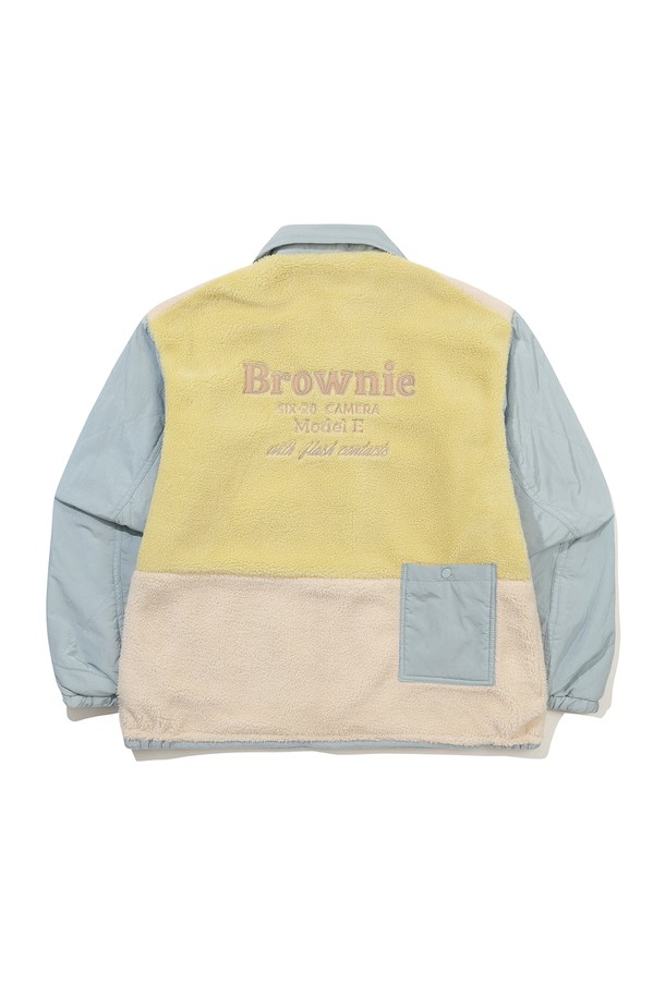 브라우니 리버시블 카라 패딩 재킷 LIGHT BLUE는 부드러운 촉감의 나일론, 폴리에스테르, 플리스 혼방 소재로 제작되어 따뜻하고 편안한 착용감을 선사합니다. 겨울철 캐주얼 스타일을 완성할 수 있는 오버핏의 두꺼운 패딩 재킷으로, 카라 디자인과 집업 여밈 방식으로 간편하게 착용할 수 있습니다. 양면 착용이 가능하여 다양한 스타일을 연출할 수 있으며, 방수 기능으로 실용성을 더했습니다. 브라우니 카메라 컬렉션에서 영감을 받은 디자인으로 겨울 데일리룩, 산책룩, 집콕룩 등 다양한 TPO에 활용하기 좋습니다.
