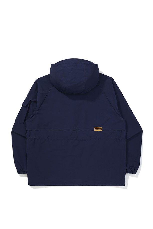 네이비 컬러의 린넨라이크 베이직 후드 재킷입니다. 넉넉한 오버핏으로 편안하게 착용 가능하며, 봄, 가을 간절기에 활용하기 좋습니다. 허리 스트링과 후드 스트링으로 핏 조절이 용이하며, 소매 포켓 디테일이 돋보입니다. 나일론 소재로 제작되어 뻣뻣한 촉감을 가지며, 캐주얼 및 미니멀 스타일 연출에 제격입니다. 남녀 공용으로, 커플룩으로도 활용할 수 있습니다.
