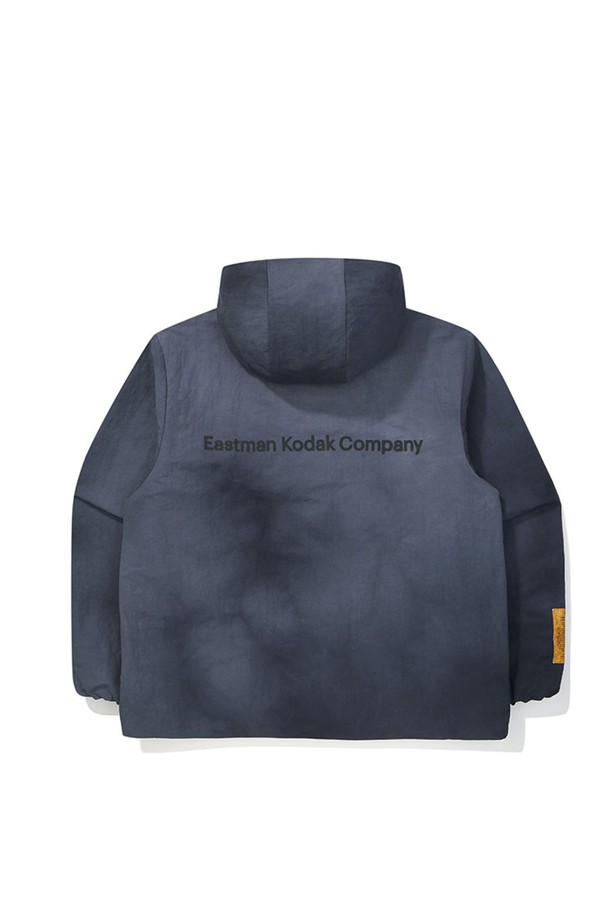 코다커리 다잉 후드 재킷 NAVY는 빈티지 스타일의 캐주얼 아우터입니다. 네이비, 그레이, 옐로우 3가지 컬러로 출시되었으며, 나일론과 폴리에스터 혼방 소재로 제작되어 웨이브 타입의 촉감을 선사합니다. 세미 오버핏으로 편안하게 착용 가능하며, 지퍼와 스냅으로 이중 여밈이 가능합니다. 안감 처리와 밑단 스트링, 기장 조절 기능으로 실용성을 더했으며, 동네 마실룩, 캐주얼, 미니멀, 시티보이 스타일을 연출하기 좋습니다. 로고 패턴이 돋보이는 후드형 재킷입니다.
