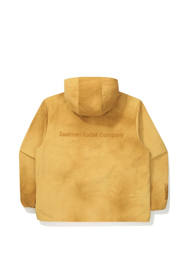 코다커리 다잉 후드 재킷 YELLOW입니다. 빈티지 스타일의 이 후드 재킷은 나일론과 폴리에스터 혼방 소재로 제작되어, 야외 활동과 라이프스타일 캐주얼룩에 적합합니다. 옐로우, 그레이, 네이비 세 가지 색상으로 출시되었으며, 세미오버핏으로 편안하게 착용 가능합니다. 지퍼와 스냅 이중 여밈 방식에 밑단 스트링 디테일, 후드형 안감, 그리고 웨이브 다잉 기법 적용하여 바람을 막아주고 보온성을 더했습니다. 일상 속 동네 마실룩이나 여행룩에 캐주얼, 스트리트, 고프코어 스타일을 더해보세요.
