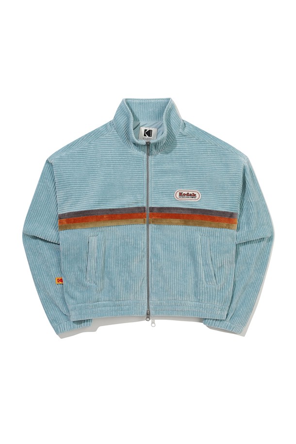 씨네코닥 벨벳 코듀로이 집업 우먼 SKY BLUE는 부드러운 촉감의 코듀로이 소재로 제작된 여성용 집업 재킷입니다. 톤온톤 배색 디테일과 컬러풀한 아트워크가 돋보이며, 캐주얼한 스타일을 연출합니다. 스카이 블루, 블루, 아이보리 세 가지 컬러로 출시되었으며, 가을, 겨울철 데일리룩 및 가을 나들이룩에 활용하기 좋습니다. 오버핏 크롭 기장으로 트렌디함을 더했으며, 신축성이 좋아 편안한 착용감을 선사합니다. 안감은 폴리에스터 소재이며, 셋업으로도 연출 가능합니다.
