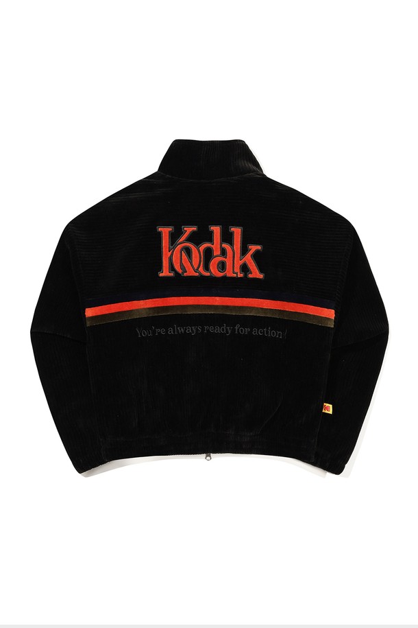 씨네코닥 벨벳 코듀로이 집업 우먼 BLACK은 부드러운 촉감과 뛰어난 신축성을 자랑하는 여성용 코듀로이 집업 재킷입니다. 가을, 겨울 시즌 데이트룩과 겨울 데일리룩에 활용하기 좋은 캐주얼하고 미니멀한 스타일의 아이템입니다. 블랙, 아이보리, 스카이블루 세 가지 색상으로 출시되었으며, 크롭 기장과 오버핏 디자인으로 트렌디함을 더했습니다. 면, 폴리에스터, 모달, 폴리우레탄 혼방의 두꺼운 소재로 제작되어 보온성을 높였으며, 안감은 폴리에스터를 사용하여 편안한 착용감을 선사합니다. 컬러풀한 아트워크와 배색 디테일, 셋업 가능한 디자인으로 다양한 스타일 연출이 가능합니다.
