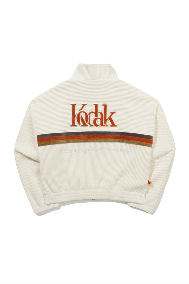 씨네코닥 벨벳 코듀로이 집업 우먼 아이보리는 부드러운 촉감의 벨벳 코듀로이 소재로 제작된 여성용 집업 재킷입니다. 가을, 겨울 시즌에 어울리는 두꺼운 두께감과 오버핏 실루엣으로 캐주얼한 스타일을 연출합니다. 아이보리, 블랙, 스카이블루 세 가지 색상으로 출시되었으며, 신축성이 있어 편안하게 착용할 수 있습니다. 크롭 기장과 톤온톤 배색 디테일이 돋보이며, 셋업 스타일링도 가능하여 가을 나들이룩, 겨울 데일리룩 등 다양한 TPO에 활용하기 좋습니다.
