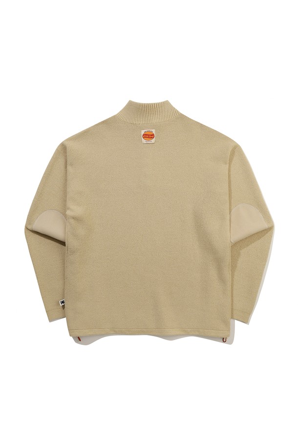 부드러운 촉감의 오트밀 컬러 스냅 포인트 반오픈 스웨터입니다. 가을, 겨울 시즌에 어울리는 두꺼운 두께감의 니트 소재로 제작되었으며, 캐주얼하고 베이직한 스타일을 연출합니다. 하프넥 디자인과 오버핏으로 편안한 착용감을 선사하며, 긴 소매 기장과 반오픈 스냅 디테일이 특징입니다. 일상, 특히 겨울 데일리룩에 미니멀하고 클래식한 무드를 더해줍니다.
