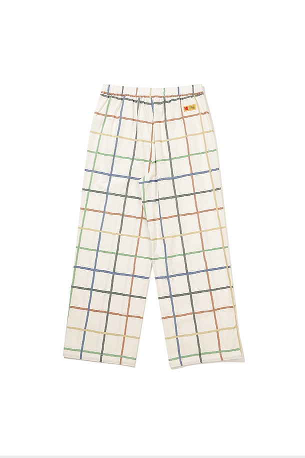 씨네라운지 체크 코튼 스트레이트 팬츠 아이보리: 부드러운 면 소재로 제작되어 편안한 착용감을 선사하는 바지입니다. 캐주얼한 스타일의 체크 패턴과 아이보리 컬러가 어우러져 다채로운 상의와 쉽게 매치할 수 있습니다. 허리 스트링으로 사이즈 조절이 용이하며, 세미 오버핏으로 편안하게 활동할 수 있습니다. 집콕룩, 동네 마실룩은 물론, 파자마로도 활용 가능한 실용적인 아이템입니다. 셋업 스타일 연출도 가능하여 다양한 분위기를 연출할 수 있습니다.
