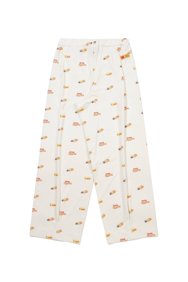 씨네라운지 라이트 패턴 스트레이트 팬츠 IVORY는 가볍고 찰랑거리는 촉감의 아이보리 컬러 스트레이트 팬츠입니다. 폴리에스터, 레이온, 폴리우레탄 혼방 소재로 제작되었으며, 필름 패키지 모티브의 유니크한 올오버 패턴이 특징입니다. 신축성이 뛰어나 편안한 착용감을 제공하며, 여유로운 핏으로 집콕룩, 동네 마실룩, 여행룩 등 다양한 TPO에 활용 가능합니다. 캐주얼, 미니멀, 리조트 스타일 연출에 용이하며, 단품 착용은 물론 셋업 아이템과 함께 코디하여 더욱 스타일리시하게 연출할 수 있습니다. 비침이 보통인 점 참고 바랍니다.
