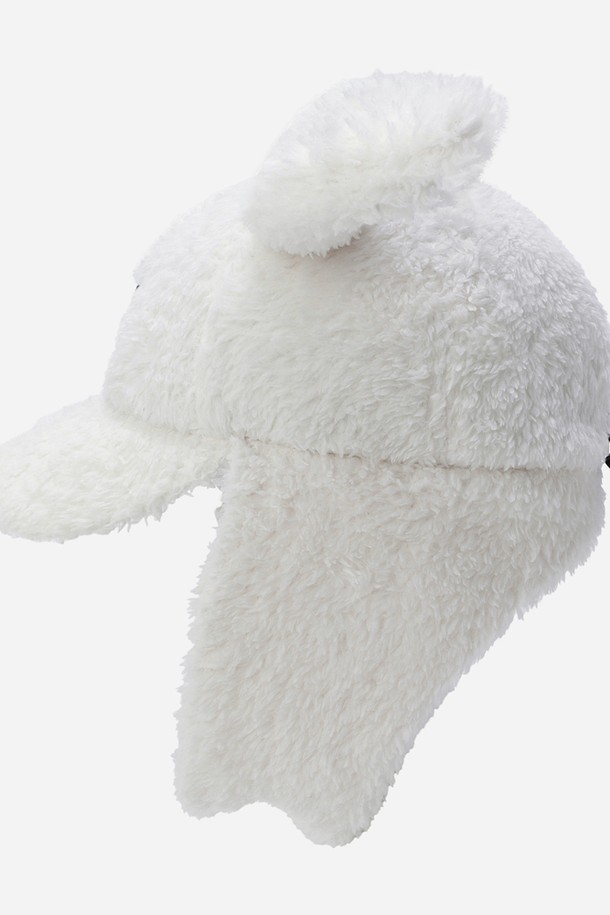 아이보리 컬러의 래빗 보아 플리스 트루퍼는 겨울철 방한을 책임지는 따뜻한 모자입니다. 부드러운 보아 플리스 소재를 사용하여 뛰어난 촉감을 자랑하며, 귀와 뒷목을 덮어 보온성을 높였습니다. 18cm 깊이로 제작되었으며, 7cm 챙으로 햇빛을 가려줍니다. 래빗 로고 디자인과 유니크한 트루퍼 햇 스타일이 돋보이며, 캠핑, 아웃도어 활동은 물론 겨울 데일리룩에도 잘 어울립니다. 캐주얼, 고프코어, 미니멀 스타일을 즐기는 분들께 추천합니다.
