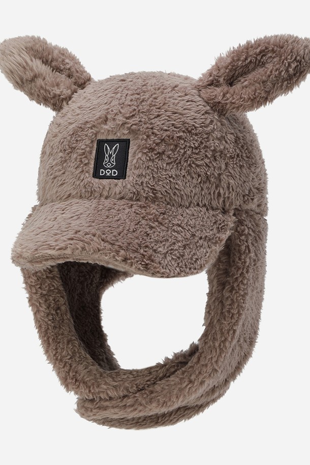 "래빗 보아 플리스 트루퍼(TAN)"는 부드러운 촉감의 폴리에스터 소재로 제작된 방한용 트루퍼 모자입니다. 탄(TAN) 컬러에 귀와 뒷목을 덮는 디자인으로, 캠핑룩 및 겨울 데일리룩에 스타일리시함을 더합니다. 두꺼운 두께감과 방한, 방풍 기능을 갖춰 추운 날씨에도 따뜻함을 유지해 줍니다. 모자 깊이 18cm, 챙 넓이 7cm, 시그니처 레빗 로고가 특징이며, 캐주얼, 클래식, 고프코어 스타일을 모두 소화할 수 있습니다. 유니크한 디자인의 트루퍼 햇으로 겨울철 따뜻함과 스타일을 동시에 잡으세요.
