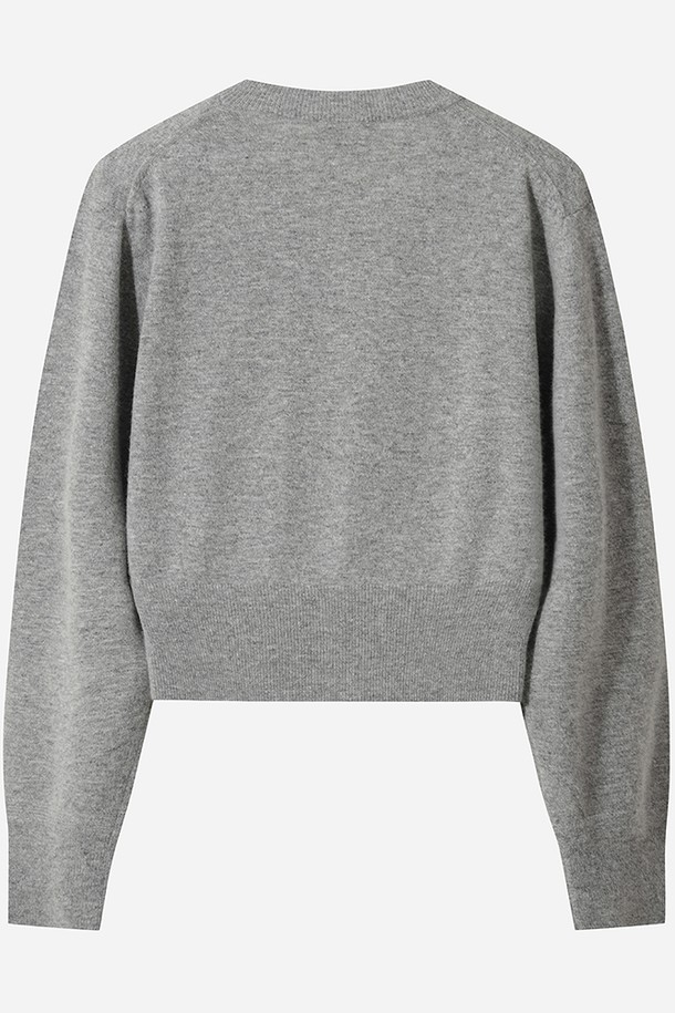 여성) 어반스루 에션셜 가디건(MELANGE GREY STANDARD)은 멜란지 그레이 컬러의 부드러운 니트 소재 가디건입니다. 봄, 가을에 어울리는 얇은 두께의 긴 소매 라운드넥 가디건으로, 미니멀하고 베이직한 스타일을 연출합니다. 레귤러핏으로 제작되었으며, 크롭 기장과 버튼 여밈 방식을 특징으로 합니다. 어반 캐주얼 스타일을 완성하는 데 적합하며, 다양한 룩에 활용하기 좋은 아이템입니다.
