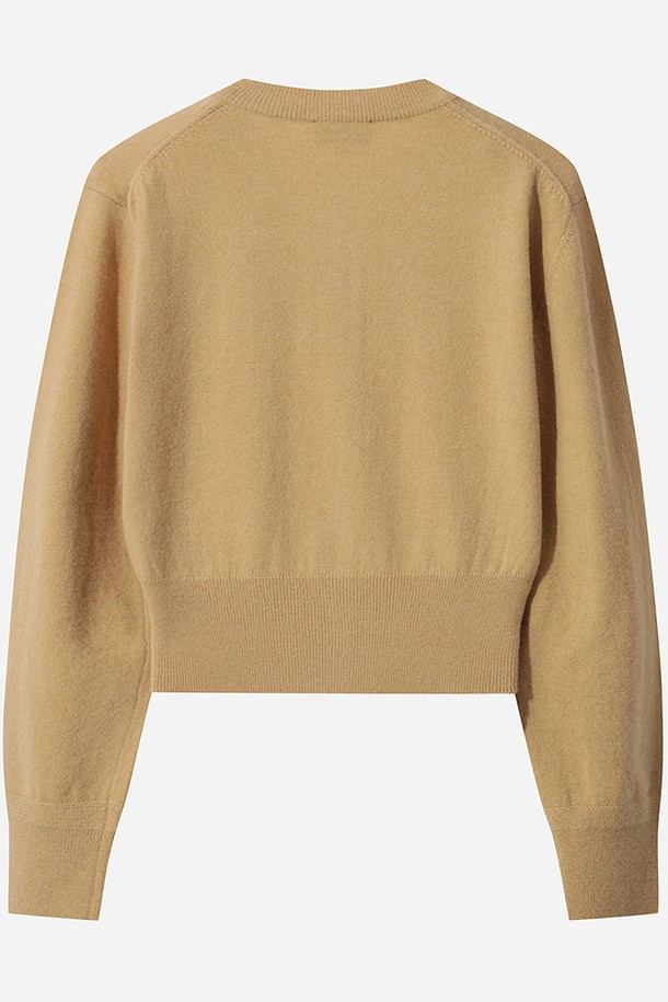 여성) 어반스루 에션셜 가디건(TAN)은 미니멀하고 베이직한 스타일의 여성용 가디건입니다. 부드러운 니트 소재로 제작되어 봄, 가을에 얇게 걸치기 좋으며, 레귤러 핏과 라운드넥 디자인으로 편안한 착용감을 선사합니다. 크롭 기장과 버튼 여밈 디테일이 특징이며, 무지 패턴의 TAN 컬러로 다양한 룩에 활용하기 좋습니다. 긴 소매 디자인으로 간절기 날씨에 유용하게 착용할 수 있습니다.
