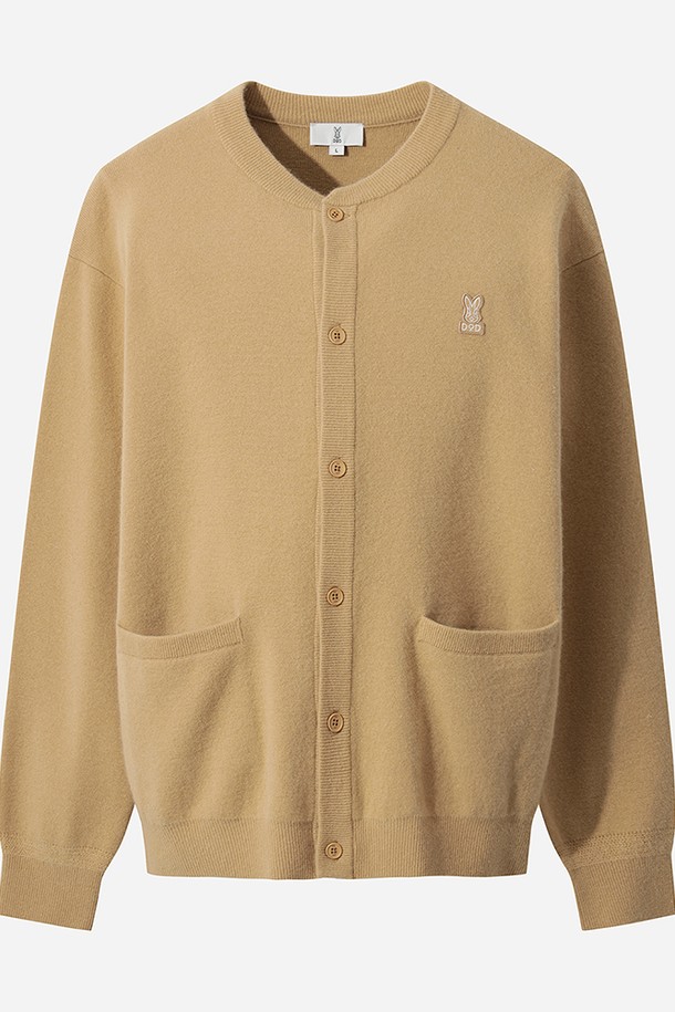 유니) 어반스루 에센셜 가디건(TAN)은 봄, 가을에 어울리는 유니섹스 상의입니다. 부드러운 니트 소재로 제작되어 편안한 착용감을 선사하며, 레귤러 핏과 얇은 두께로 자연스러운 실루엣을 연출합니다. 베이직하고 캐주얼한 스타일로 다양한 룩에 활용하기 좋으며, 특히 출근룩에 미니멀하고 클래식한 분위기를 더해줍니다. 라운드넥과 긴 소매 디자인으로 깔끔함을 더한 무지 가디건입니다.
