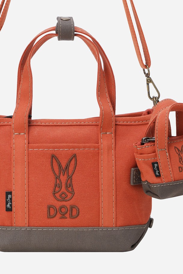 데이 캔버스 미니파우치 키링(D.ORANGE)은 캔버스 소재의 미니 파우치입니다. 오렌지 컬러의 사각 디자인으로 키링이 달려 있어 톡톡 튀는 포인트를 더합니다. 내부 수납공간이 있어 지갑, 카드, 열쇠, 이어폰, 화장품 등 작은 소지품을 실용적으로 보관할 수 있습니다. 가볍고 휴대성이 뛰어나 데일리룩, 여행룩, 휴가룩 등 다양한 스타일에 매치하기 좋습니다. 캐주얼, 미니멀 스타일을 선호하는 분들께 추천합니다.
