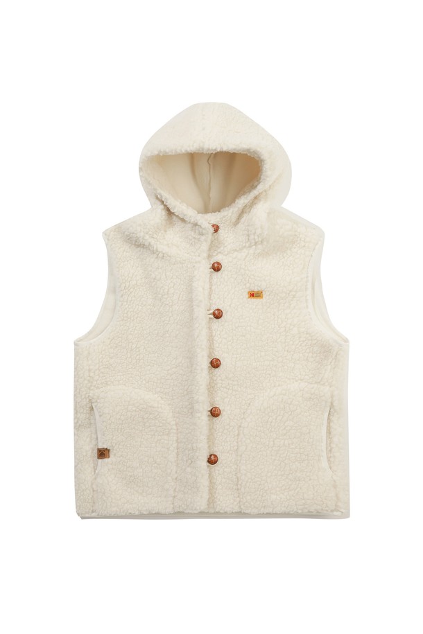 아이보리 컬러의 브라우니 후드 플리스 베스트 우먼입니다. 가볍고 부드러운 폴리에스터 플리스 소재로 제작되어 편안한 착용감을 선사합니다. 세미크롭 기장에 무지 디자인으로 어떤 룩에도 쉽게 매치할 수 있으며, 후드 디자인과 몸판 포켓으로 실용성을 더했습니다. 버튼 여밈 방식으로 간편하게 착용 가능하며, 캐주얼, 미니멀, 고프코어 스타일을 즐겨 입는 여성분들께 추천합니다. 동네 마실룩, 산책룩, 집콕룩 등 다양한 TPO에 활용할 수 있습니다.
