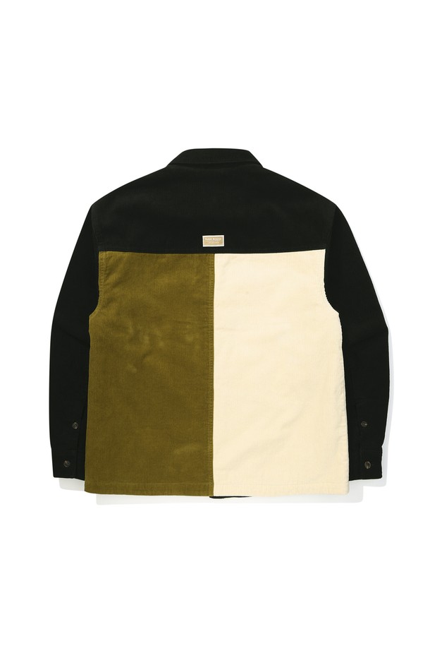 브라우니 컬러블럭 패딩 셔켓 CHARCOAL은 가을과 겨울, 캐주얼 스타일을 위한 레귤러 오버핏의 얇은 패딩 재킷입니다. 차콜과 브라운 컬러 배색의 컬러블럭 패턴이 특징이며, 일상, 동네 마실, 여행 등 다양한 TPO에 활용하기 좋습니다. 면 100% 안감과 폴리에스터 100% 충전재로 제작되어 따뜻함을 선사하며, 신축성이 없어 편안한 착용감을 제공합니다. 긴 소매 기장으로 간절기부터 한겨울까지 이너 또는 단독으로 활용 가능합니다. 미니멀하고 클래식한 스타일을 선호하는 분들께 추천합니다.
