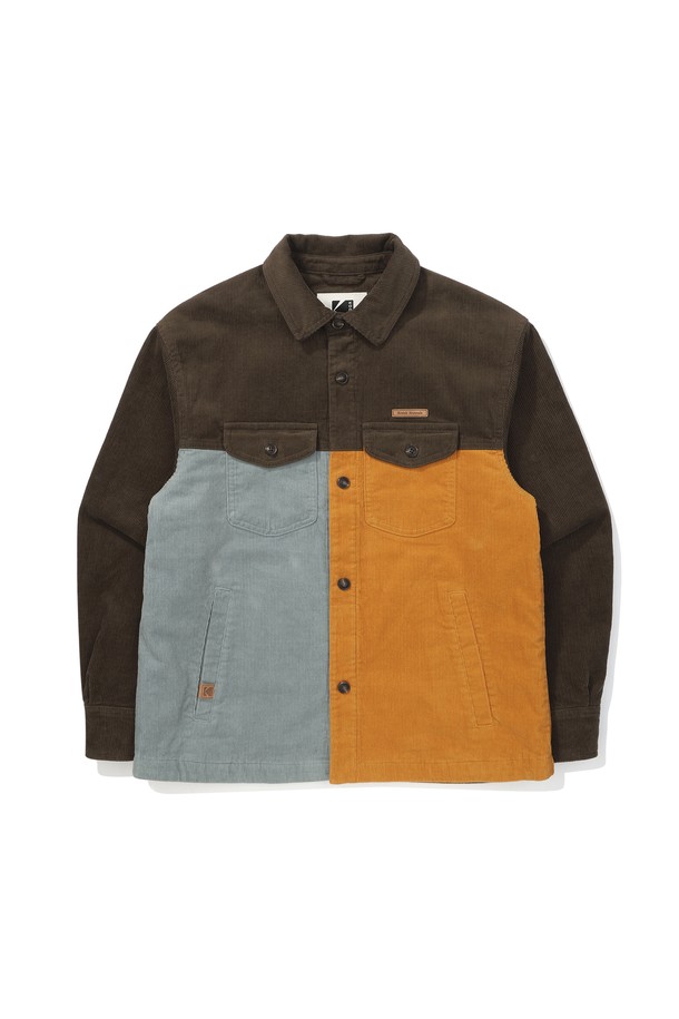 브라우니 컬러블럭 패딩 셔켓 BROWN은 가을, 겨울 시즌에 어울리는 남성용 패딩 자켓입니다. 브라운, 그레이, 옐로우 컬러 블록 디자인이 돋보이며, 캐주얼 스타일을 연출하기 좋습니다. 레귤러 오버핏으로 편안하게 착용 가능하며, 면과 코듀로이 소재로 제작되어 따뜻하고 부드러운 착용감을 제공합니다. 버튼 여밈 방식에 긴 소매 기장, 셔켓 스타일로, 겨울 데일리룩, 산책룩, 여행룩 등 다양한 TPO에 활용하기 좋습니다. 보온 기능과 두꺼운 두께감으로 추운 날씨에도 따뜻하게 활동할 수 있습니다.
