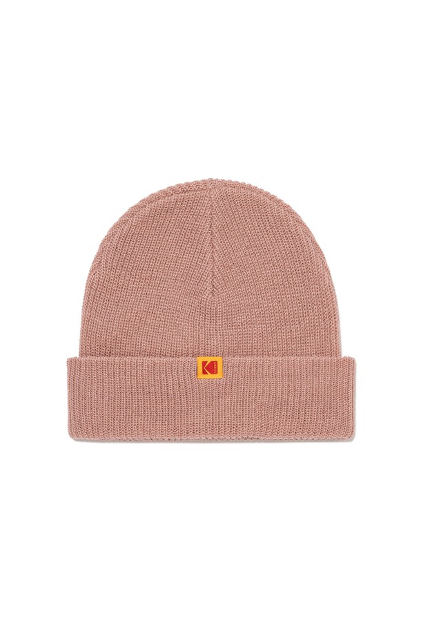 컬러플러스 비니 PINK는 부드러운 촉감의 아크릴, 울 혼방 소재로 제작되어 가을, 겨울철 따뜻하게 착용할 수 있는 비니입니다. 베이직한 디자인에 신축성 있는 핏으로 편안함을 제공하며, 핑크 컬러와 무지 패턴이 어떤 스타일에도 잘 어울립니다. 일상, 산책, 겨울 데일리룩 등 다양한 TPO에 활용하기 좋은 아이템입니다. 캐주얼, 미니멀, 클래식 스타일을 즐겨 입는 분들께 추천합니다. 모자 전면에 로고 장식이 포인트로 더해져 밋밋함을 덜었습니다.
