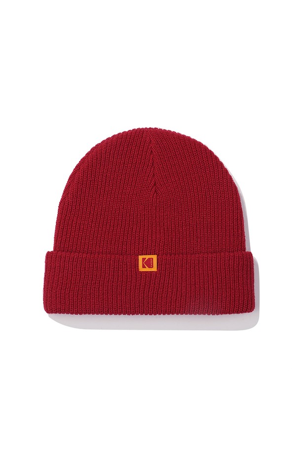 컬러플러스 비니 RED는 가을, 겨울 시즌에 착용하기 좋은 비니입니다. 부드러운 촉감의 아크릴과 울 혼방 소재로 제작되어 편안한 착용감을 선사하며, 기본 모자 깊이와 무지 디자인으로 어떤 스타일에도 잘 어울립니다. 레드, 블랙, 옐로우, 핑크, 블루 컬러로 출시되어 취향에 맞게 선택 가능하며, 립 높이는 6.5cm입니다. 미니멀, 캐주얼, 클래식 스타일을 즐겨 입는 분들께 겨울 데일리룩, 산책룩, 집콕룩에 포인트 아이템으로 추천합니다.
